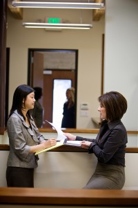 Marlo Van Oorschot talking to someone with a yellow pad 4Q7H9531